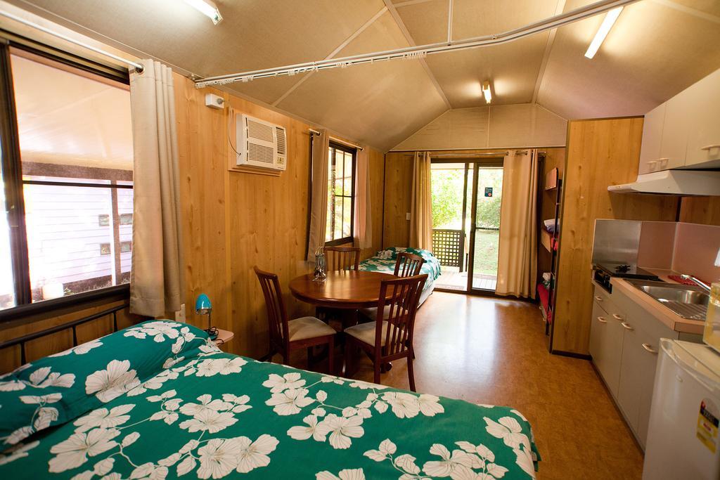 Lake Eacham Tourist Park & Cabins Стая снимка