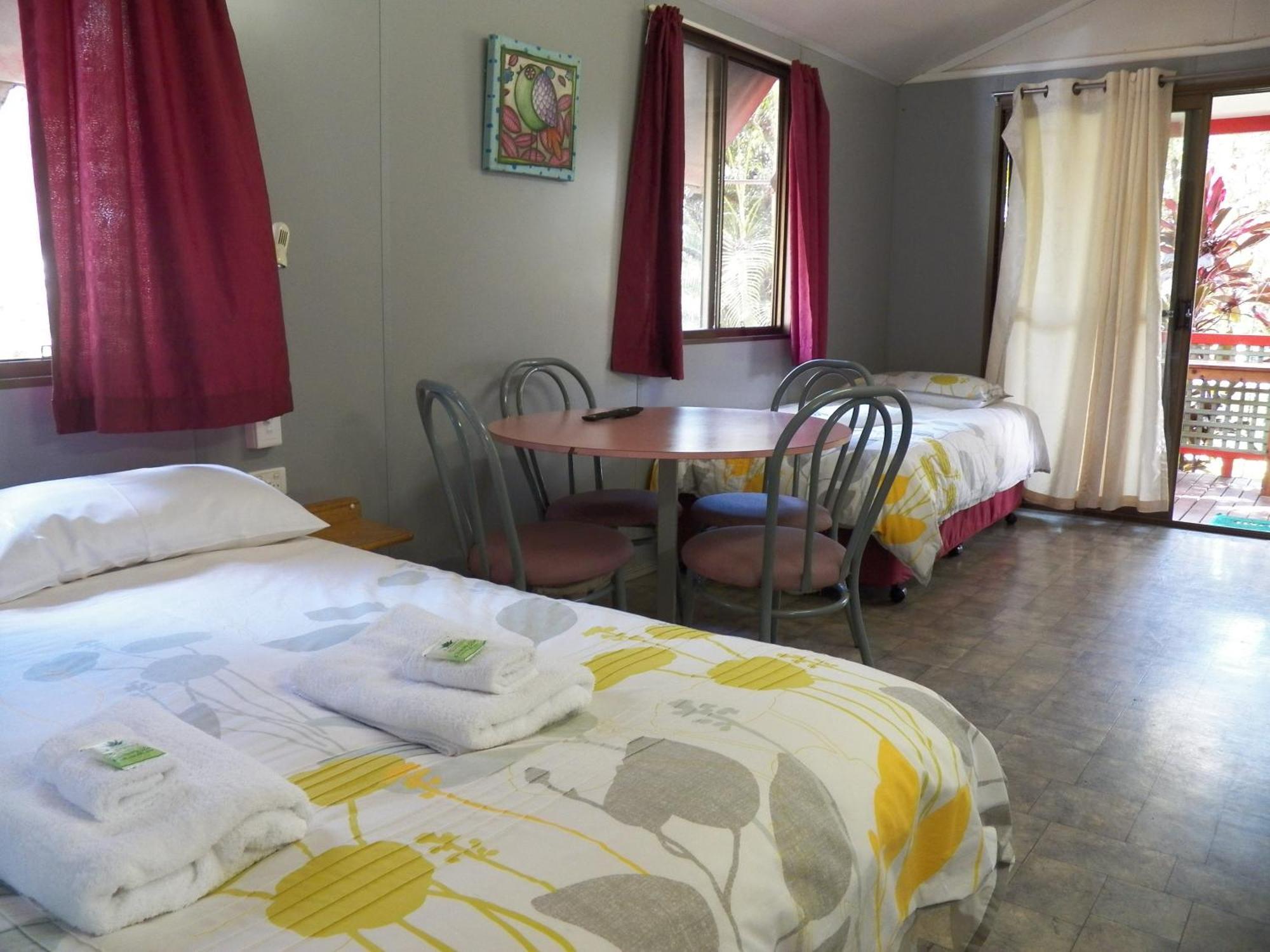Lake Eacham Tourist Park & Cabins Стая снимка