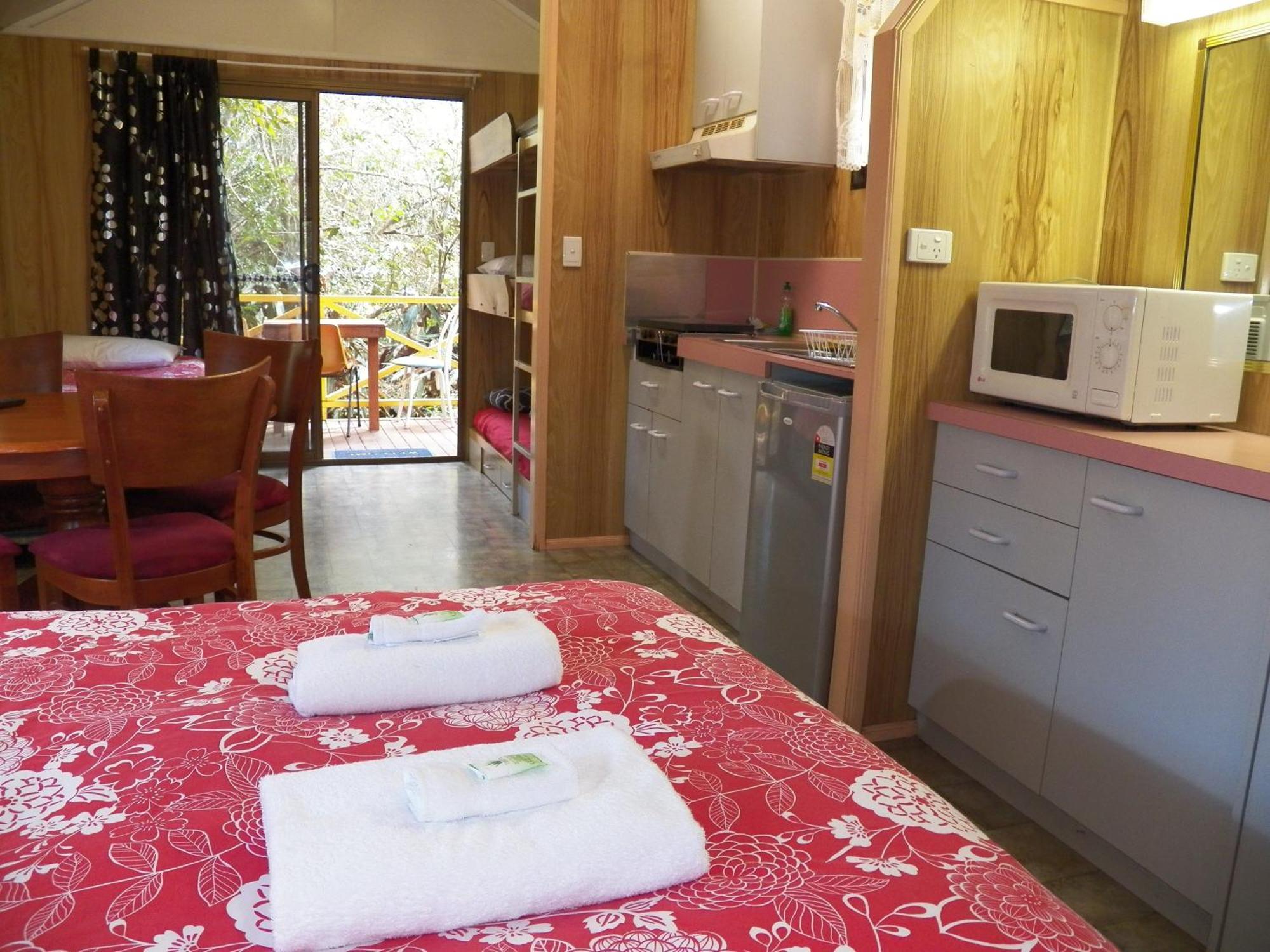 Lake Eacham Tourist Park & Cabins Стая снимка