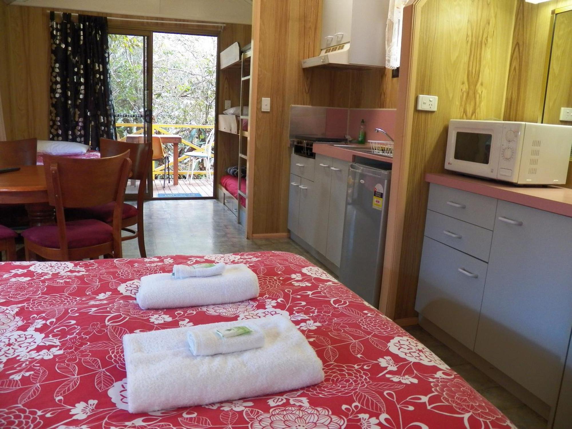 Lake Eacham Tourist Park & Cabins Стая снимка
