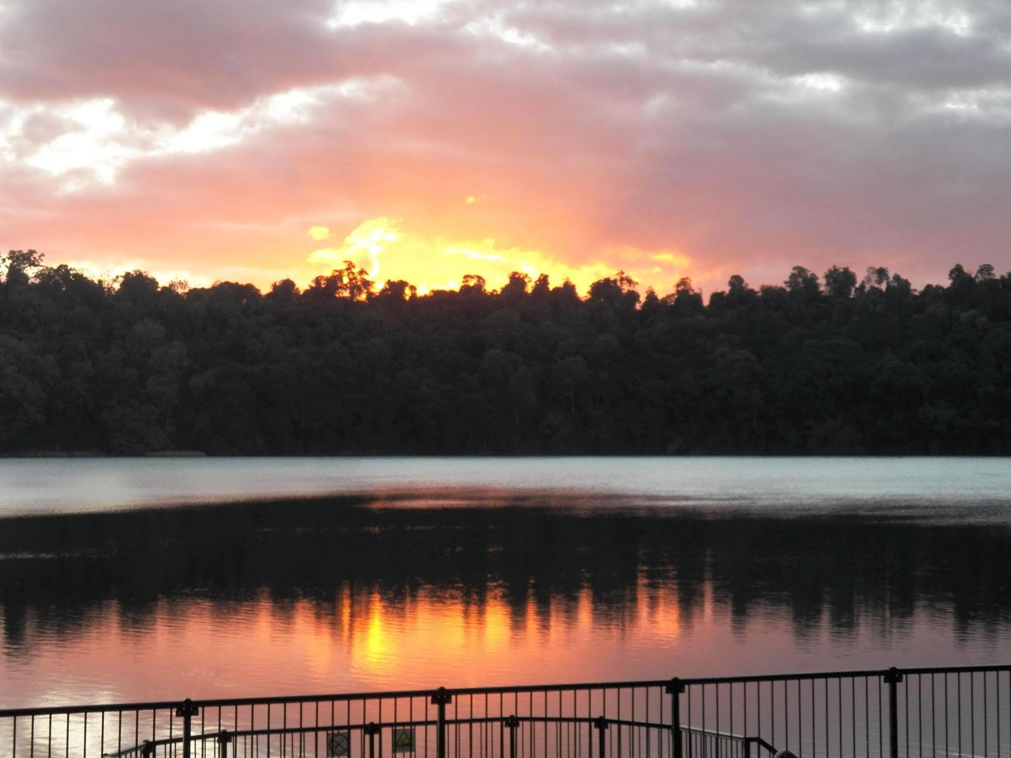 Lake Eacham Tourist Park & Cabins Екстериор снимка
